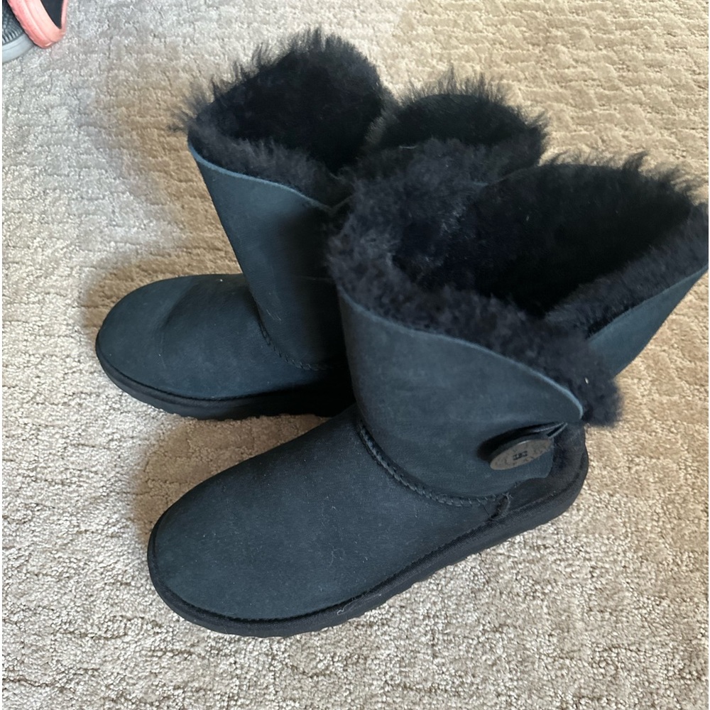 Size 9 UGG Bailey Button NEW IN BOX never worn